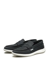 Mocassini neri in suede con una texture liscia, una fascia frontale a due strati e una suola in gomma bianca, caratterizzati da dettagli cuciti lungo il bordo.