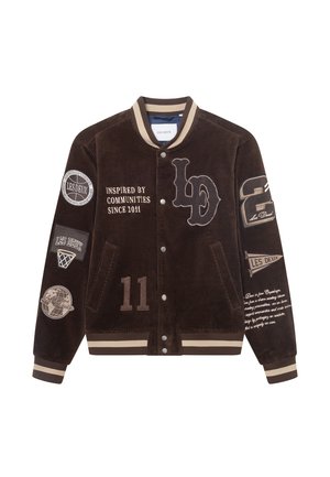 Καφέ βελουτέ μποεμικό τζάκετ με αντίθετες κρεμ ρίγες, πολλές παρτίδες και κεντημένο κείμενο. Διαθέτει κουμπιά με κλίπ και δύο πλευρικές τσέπες.