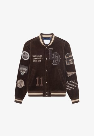 Καφέ βελουτέ μποεμικό τζάκετ με αντίθετες κρεμ ρίγες, πολλές παρτίδες και κεντημένο κείμενο. Διαθέτει κουμπιά με κλίπ και δύο πλευρικές τσέπες.