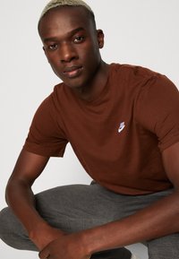 Nike Sportswear CLUB TEE - T-shirt básica - cacao  wow