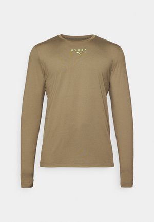 Langekleurige sportshirt met lange mouwen in olijfgroen stof met een soepele textuur. Bevat "HYROX" en het Puma-logo in reflecterend neon geel op de borst.