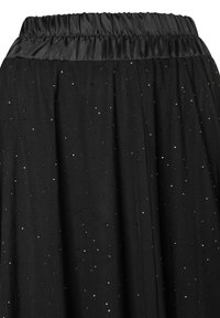 Zwarte rok met een elastische satijnen tailleband, voorzien van een gestructureerde stof met verspreide metalen pailletten in een gestippeld patroon.