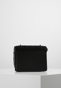 Topshop Taška s příčným popruhem - black
