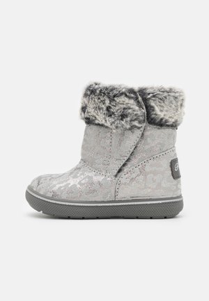 Grå metallic ankelstøvle med tekstureret leopardmønster, kunstpelskrave og gummisål. Har en logo-accent på siden.