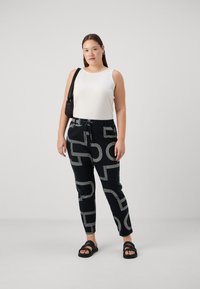 ONLY Carmakoma CARGOLDTRASH CLASSIC NEW - Hlače - black