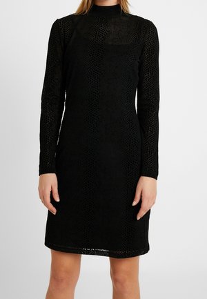 Vestido negro de manga larga ajustado con un sutil patrón texturizado, cuello alto y dobladillo hasta la rodilla.