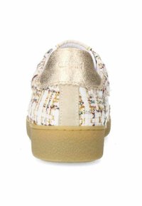 Gewebter Stoff-Sneaker in Weiß-Gold-Farbschema, ausgestattet mit einer texturierten Rückseite, beigem Gummisohle und goldfarbenen Akzenten.