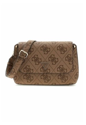 Sac bandoulière marron de Guess avec motif logo répété, sangle réglable, plaque logo métallique triangulaire sur le rabat avant.