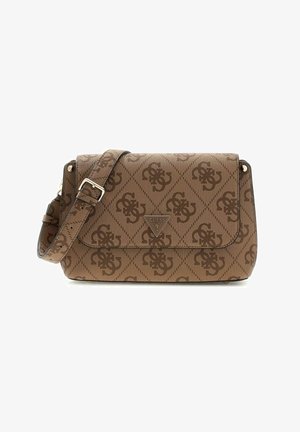 Sac bandoulière marron de Guess avec motif logo répété, sangle réglable, plaque logo métallique triangulaire sur le rabat avant.