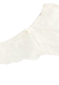 Valkoinen pitsinen bralette, jossa on kukkakevyydet, aaltoilevat reunat ja pieni nauha keskellä. Pehmeä rakenne ja herkkä muotoilu.
