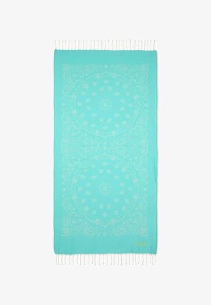 Turkusowy prostokątny szal z delikatnymi wzorami paisley i okręgami, wykończony białymi frędzlami na obu końcach.