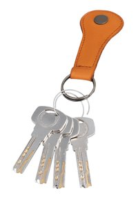 Vier zilveren sleutels met groeven aan een metalen ring bevestigd aan een oranje leren sleutelhanger met een metalen knop.