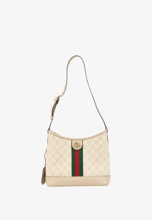 Beige Gucci schoudertas met het kenmerkende GG-patroon, groene en rode verticale streep, gouden dubbele G-logo en verstelbare leren band.