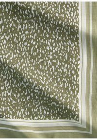 Écharpe verte à motifs avec des taches blanches irrégulières, encadrée par une bordure rayée blanche et olive. Fabriquée en tissu léger avec une texture douce.
