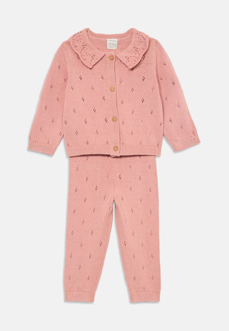 Completo in maglia rosa composto da un cardigan con bottoni e colletto scallop, abbinato a leggings con motivo a diamante.