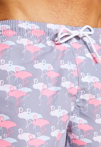 Urban Classics PATTERN - Fürdőnadrág - flamingo aop