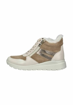 Sneaker montante en suède beige et cuir, accents texturés, panneau métallique, col en fourrure douce et semelle en caoutchouc blanc.