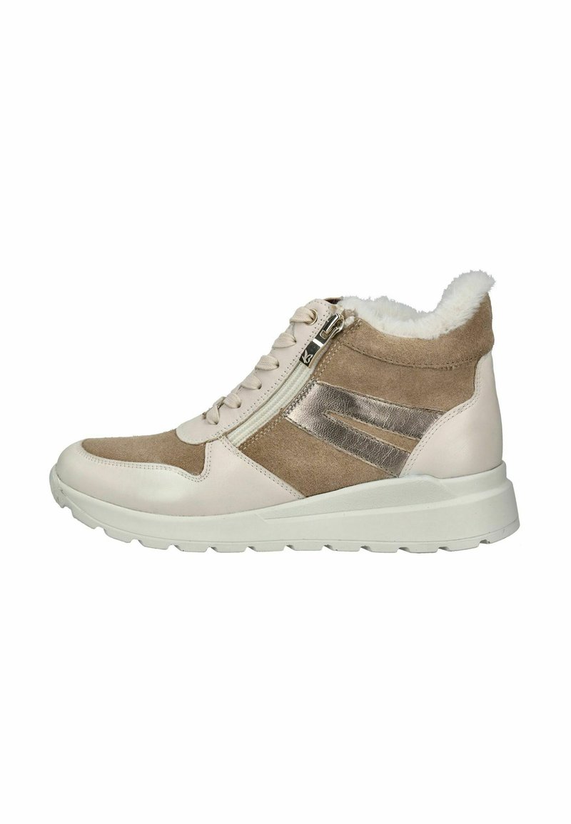 Sneaker alto in beige scamosciato e pelle, con dettagli testurizzati, pannello metallico, colletto in morbida pelliccia e suola in gomma bianca.