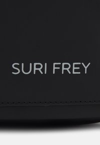 Portefeuille en cuir noir avec logo "SURI FREY" embossé en argent. Texture douce avec des coutures nettes et un design minimaliste.