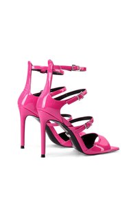 Sandali con tacco alto in vernice rosa, con molteplici cinturini alla caviglia, silhouette elegante, design open toe e suola nera a contrasto. Inclusi dettagli con fibbie.