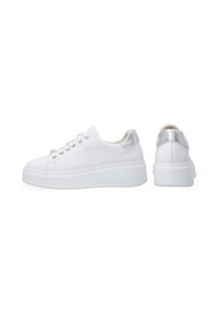 Hvide lædersneakers med en platformsål, der har en metallisk sølvfarvet hældetalje, rund snude og snørebånd foran. Glat tekstur og minimalistisk design.