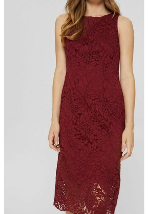 Robe sans manches en dentelle bordeaux à motif floral, longueur genou, portée par une femme à la peau claire et aux cheveux châtain clair ondulés.