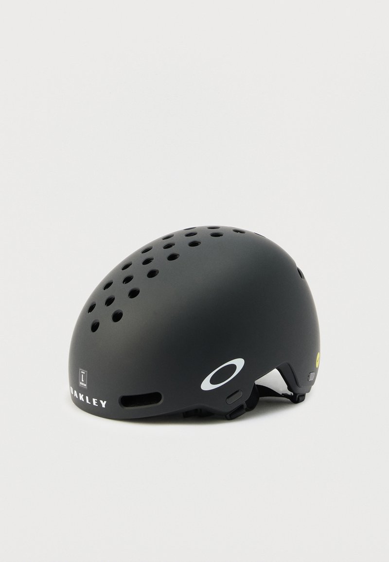 Ματ μαύρο κράνος ποδηλάτου Oakley με πολλαπλές οπές αερισμού, ρυθμιζόμενο λουρί και λογότυπα της μάρκας σε ομαλή στρογγυλεμένη επιφάνεια.