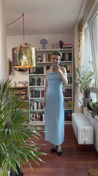 Ανοιχτό μπλε ριμπ φορεμα με λεπτές τιράντες, εφαρμοστό σχήμα και σχέδιο μέχρι το πάτωμα. Μαύρα ψηλοτάκουνα παπούτσια συμπληρώνουν το σύνολο.