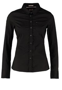 Czarna koszula na długi rękaw z kołnierzykiem i małą kieszenią na piersi, o dopasowanym kroju, z widocznymi guzikami z przodu.
