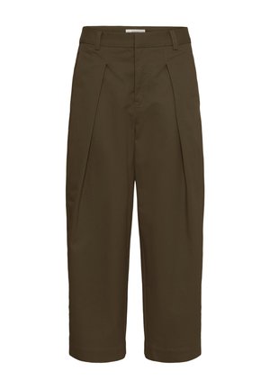 Pantalon court vert olive avec plis à l'avant, passants pour ceinture et coupe ajustée.
