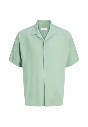 Chemise à manches courtes vert clair avec col style camp et étiquette visible "Jack & Jones" à l'intérieur du col.