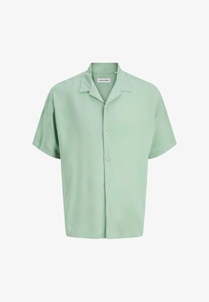 Chemise à manches courtes vert clair avec col style camp et étiquette visible "Jack & Jones" à l'intérieur du col.