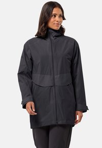 Giacca nera impermeabile con colletto alto, maniche lunghe, chiusura frontale con zip e vita arricciata. Texture liscia e design minimalista.