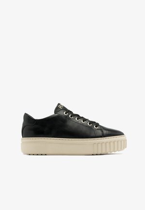 Czarne skórzane sneakersy z grubą kremową gumową podeszwą, zaokrąglonym noskiem, metalowymi oczkami i subtelnym logo na języku. Gładka faktura.