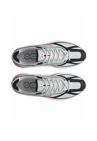 Scarpe sportive bianche e nere con tomaia in tessuto a rete, dettagli verdi e particolari rosa. Presentano una punta scolpita e un design con lacci.