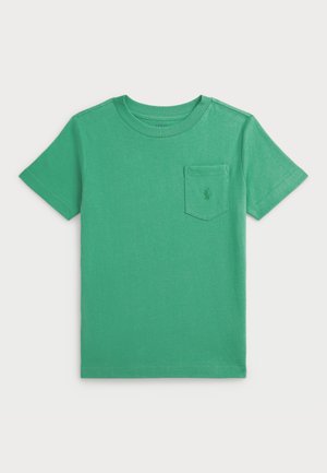 Zelené tričko s krátkym rukávom vyrobené z bavlny, s ľavým vreckom na hrudi a malým logom vyšitým na vrecku. Mäkka textúra.
