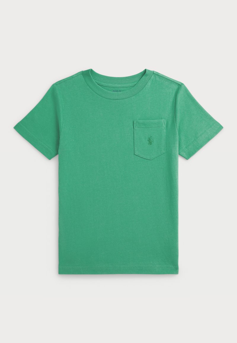 Zelené tričko s krátkym rukávom vyrobené z bavlny, s ľavým vreckom na hrudi a malým logom vyšitým na vrecku. Mäkka textúra.