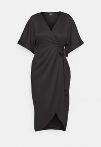 Svart omlottklänning med korta ärmar, V-ringning och midjesnörning. Tillverkad av ett något texturerat tyg med en draperad silhuett.