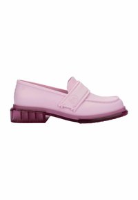 Mocassini in gomma rosa con tacco a blocco trasparente viola; presentano un design con punta cucita e una fascetta decorativa anteriore.