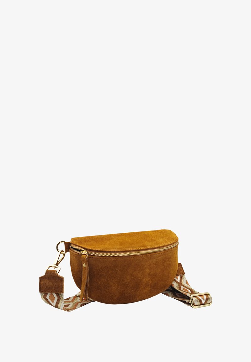 Sac bandoulière en daim marron avec une fermeture éclair dorée, doté d'une sangle en tissu à motifs géométriques crème, orange et marron.