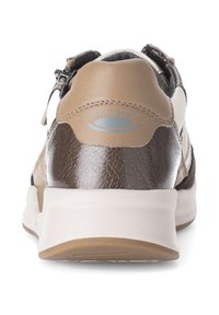 Bruine en beige sportieve schoenen met een gestructureerde bovenkant, soepele leren accenten, een gevoerde witte zool en een ritssluiting aan de achterkant.