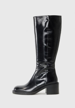 Botas negras hasta la rodilla con un acabado de piel brillante, puntera redondeada y tacón cuadrado. Textura suave con detalles de costura visibles.