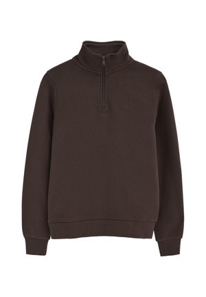 Jersey de manga larga de color marrón oscuro con cuello alto y cremallera frontal hasta un cuarto, con puños y bajo acanalados.
