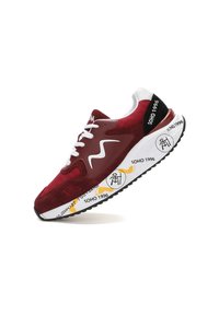 Sneaker in suede bordeaux con accenti bianchi, suola in gomma e dettagli grafici colorati sulla suola intermedia. Presenta pannelli testurizzati e lacci.