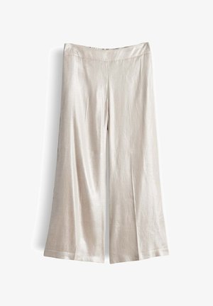 Pantaloni a gamba larga, vita alta, in tessuto lucido beige chiaro, con texture liscia, senza tasche visibili o decorazioni.