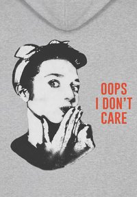 Crno-bijela retro žena s maramom koja joj prekriva usta rukama, s crvenim tekstom "OOPS, NIJE MI VAŽNO" na sivom zaslonu.