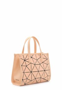 Torebka tote w kolorze brzoskwiniowym, wykonana z gładkiej skóry, z geometrycznym wzorem w czarne linie, dwoma uchwytami i sztywnym prostokątnym kształtem.