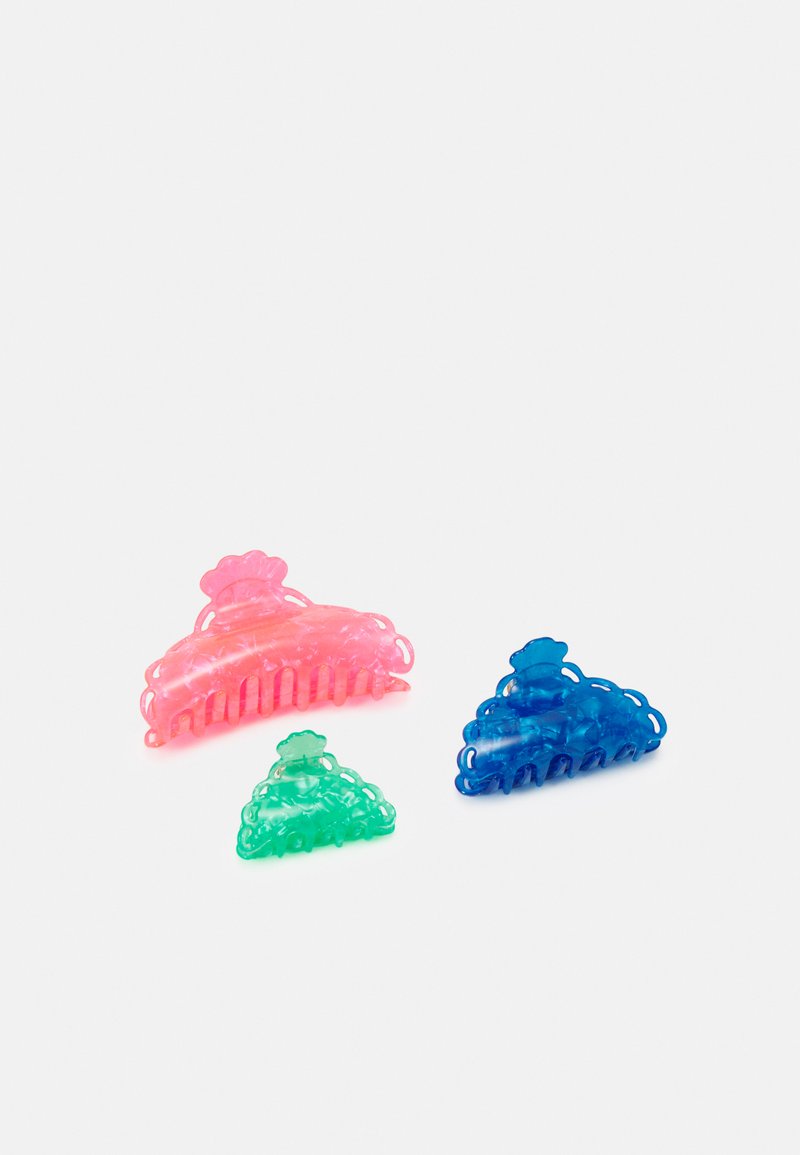 Três presilhas de cabelo de plástico em forma de triângulo: rosa, verde e azul, com bordas decorativas em forma de escalope e dentes internos para prender.