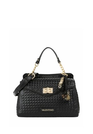 Bolso de mano Valentino de cuero tejido negro con asa de cadena dorada, cierre giratorio y adorno decorativo sobre fondo blanco.