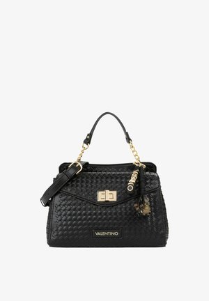 Sac à main en cuir tressé noir Valentino avec poignée chaîne dorée, fermeture à tourniquet et breloque décorative sur fond blanc.